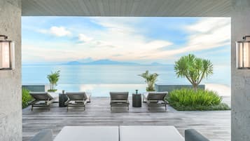 Una piscina al aire libre, sillones reclinables de piscina