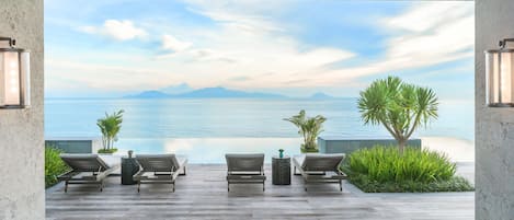 Piscine extérieure, chaises longues