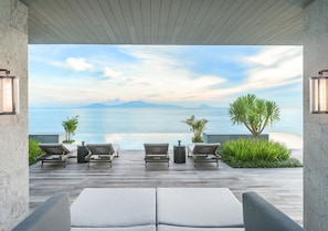 Outdoor pool, pool loungers - Hoiana Hotel & Suites (Da Nang)