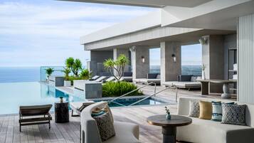 Een buitenzwembad en ligstoelen