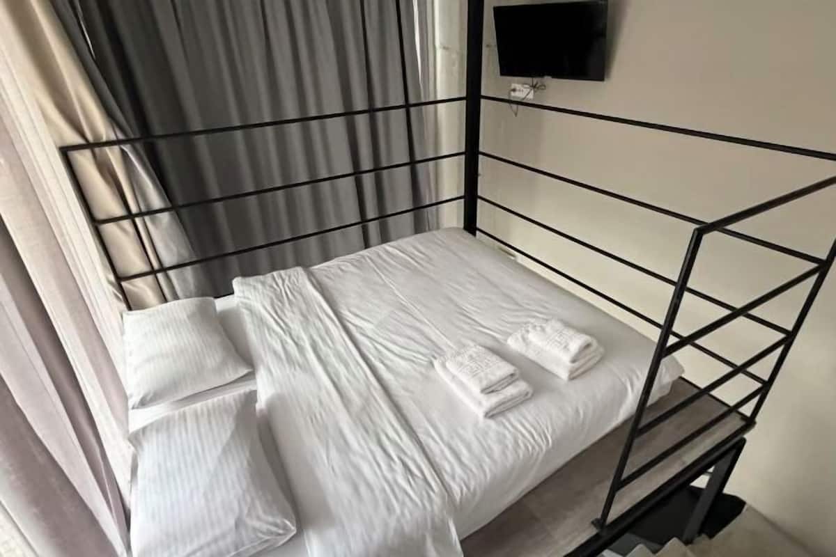 Premium bedding, in-room safe, desk, blackout drapes