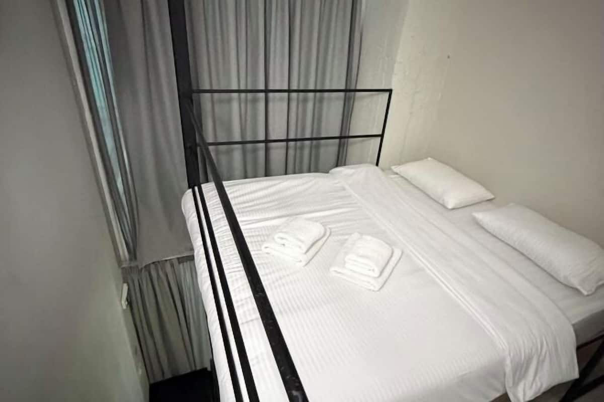 Premium bedding, in-room safe, desk, blackout drapes