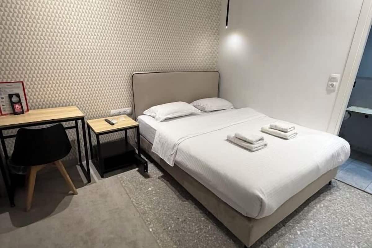Premium bedding, in-room safe, desk, blackout drapes