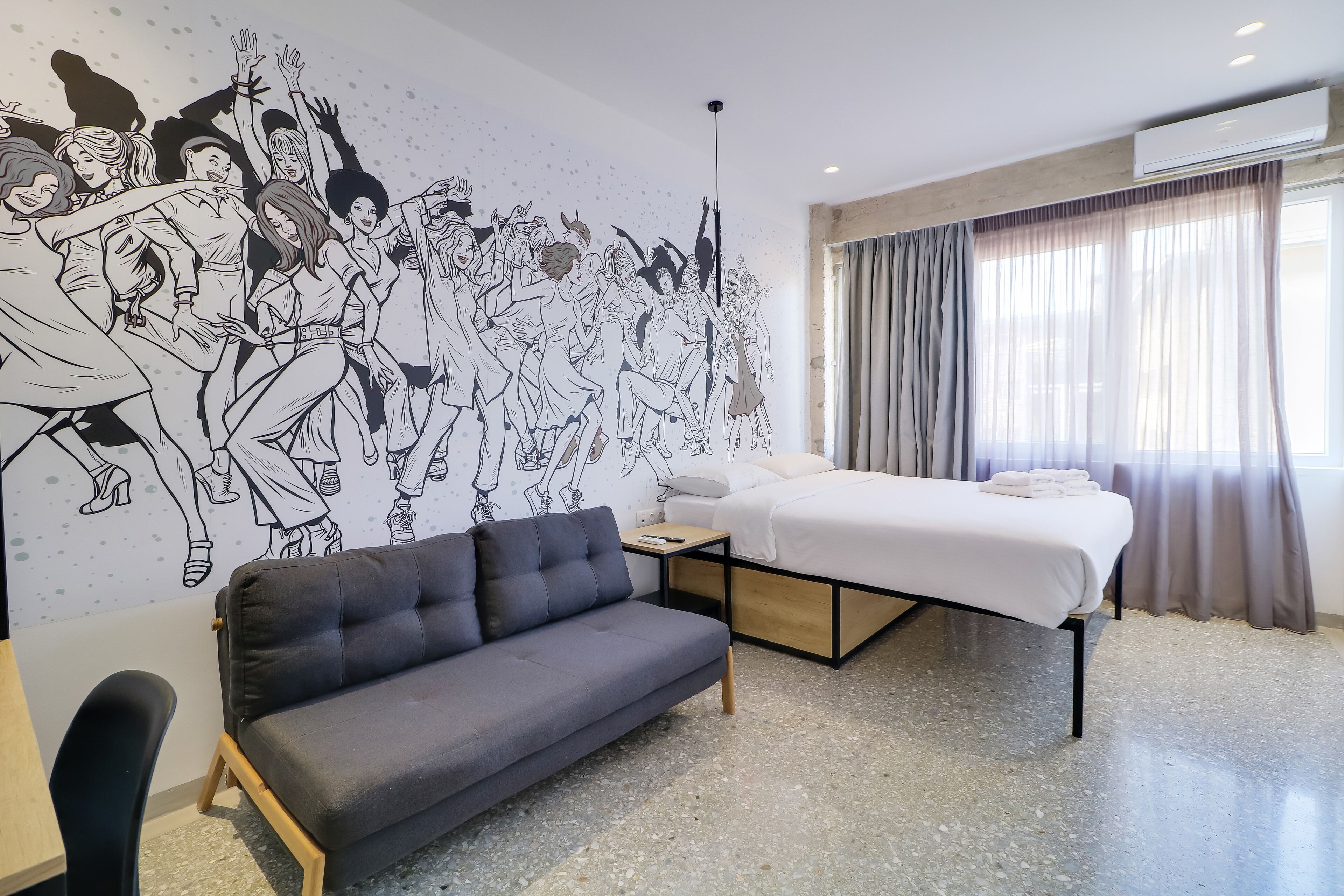 Hochwertige Bettwaren, Zimmersafe, Schreibtisch, Verdunkelungsvorhänge