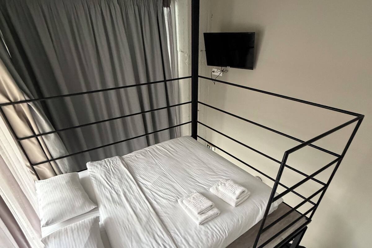 Ground level Loft | أغطية فراش متميزة وخزنة داخل الغرفة ومكتب وستائر تعتيم