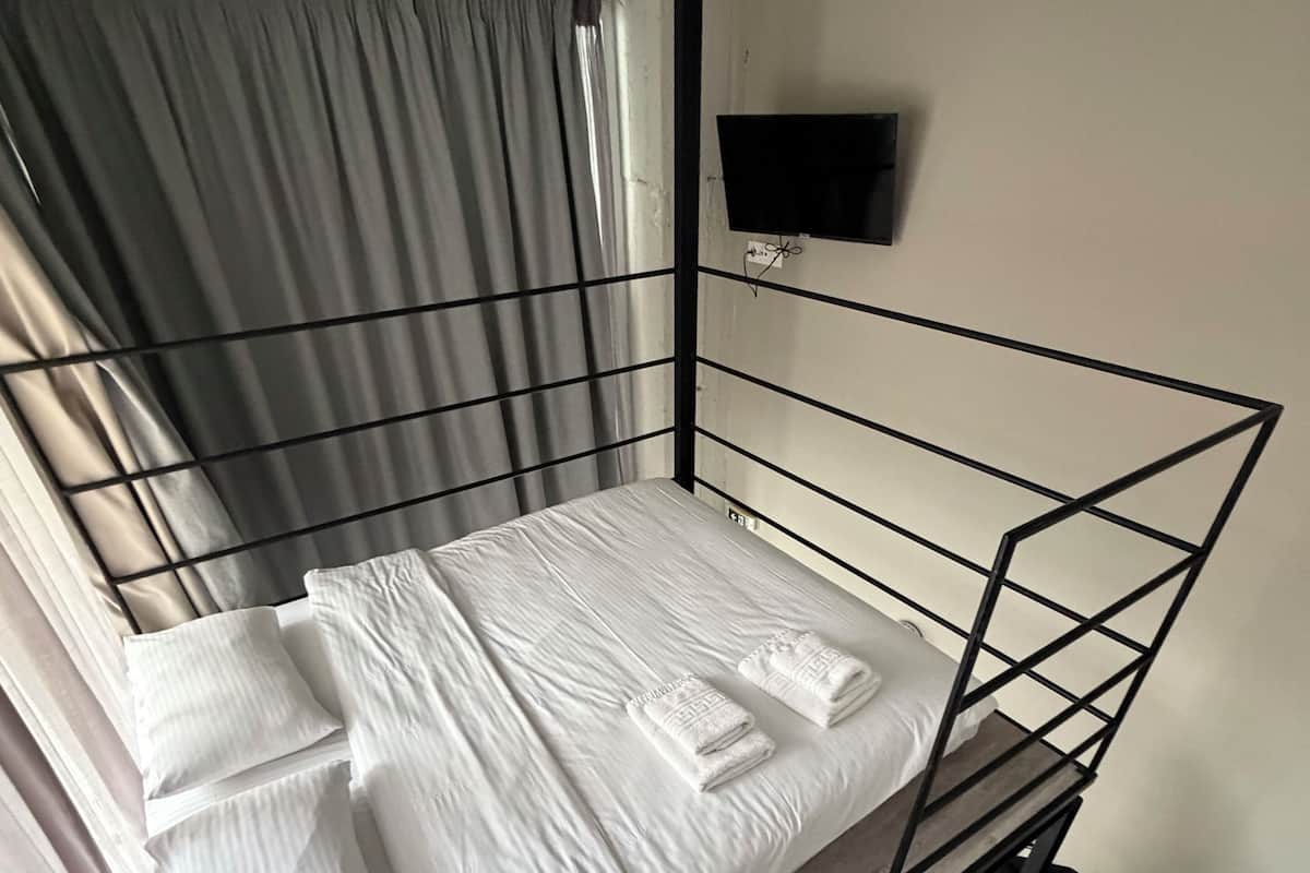 Ground level Loft | Ropa de cama de alta calidad, caja fuerte, escritorio y cortinas opacas