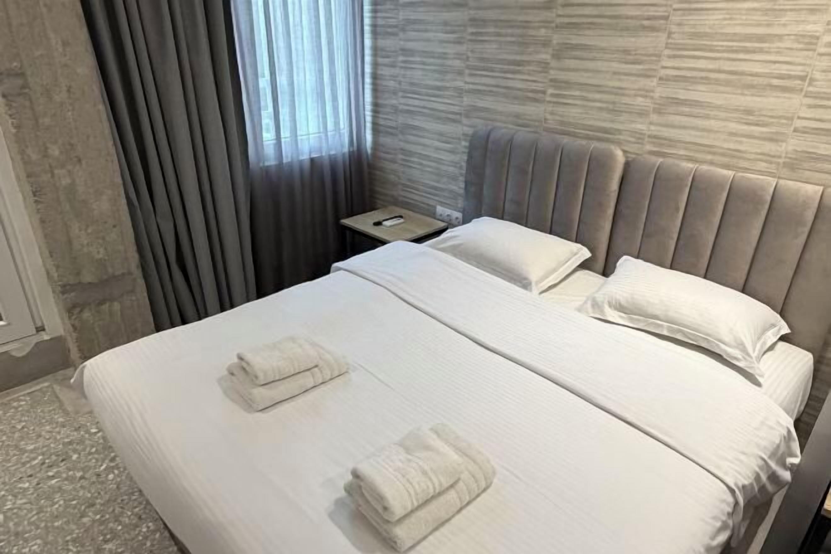 Premium bedding, in-room safe, desk, blackout drapes