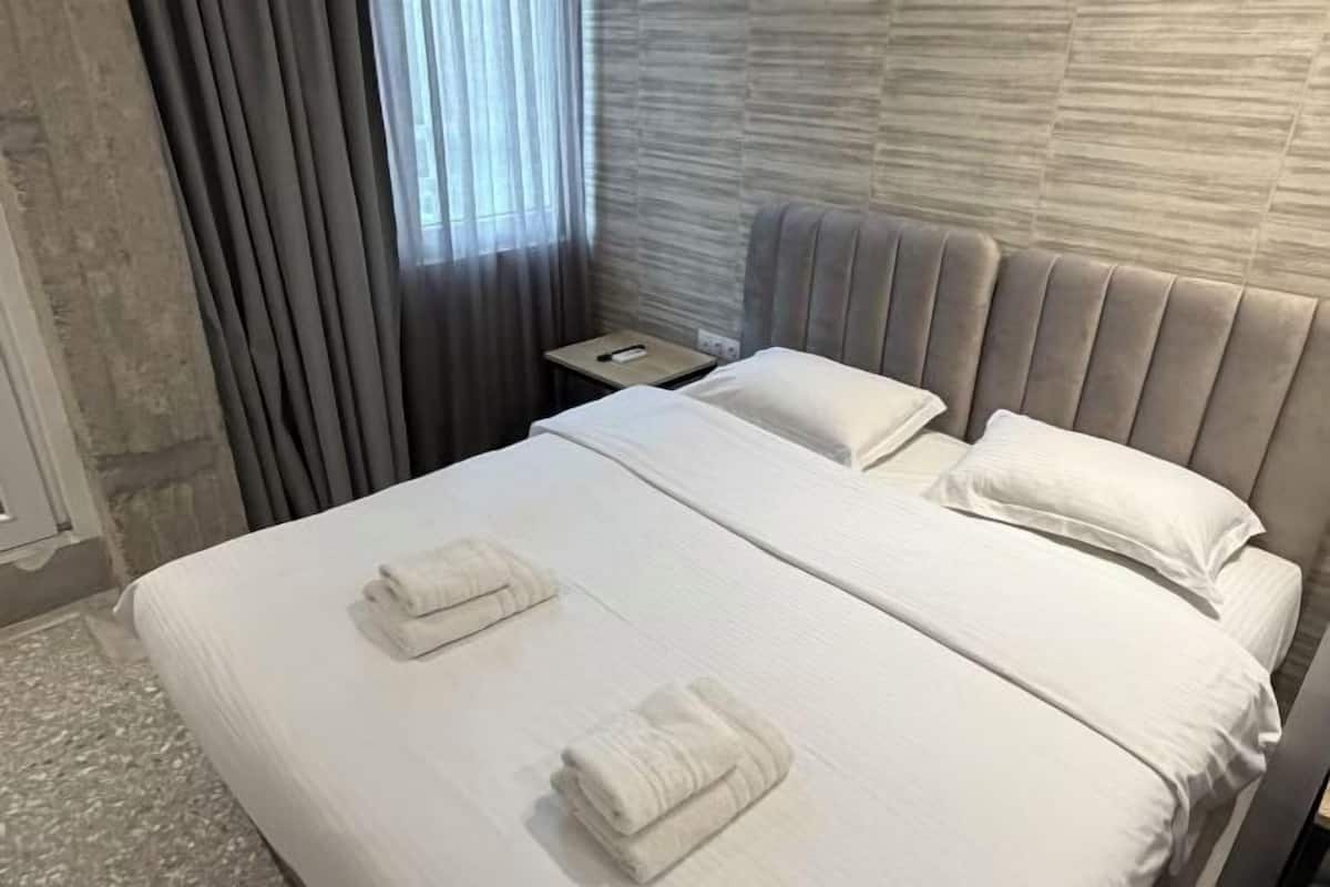 Premium bedding, in-room safe, desk, blackout drapes