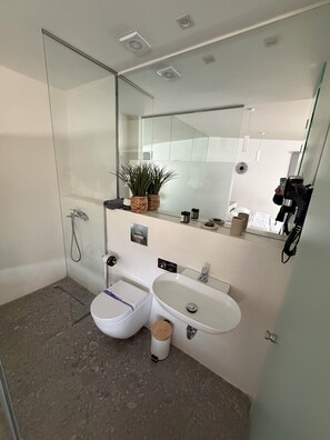 Acropolis view Suite | ห้องน้ำ | ฝักบัว, ไดร์เป่าผม, ผ้าเช็ด ตัว, สบู่