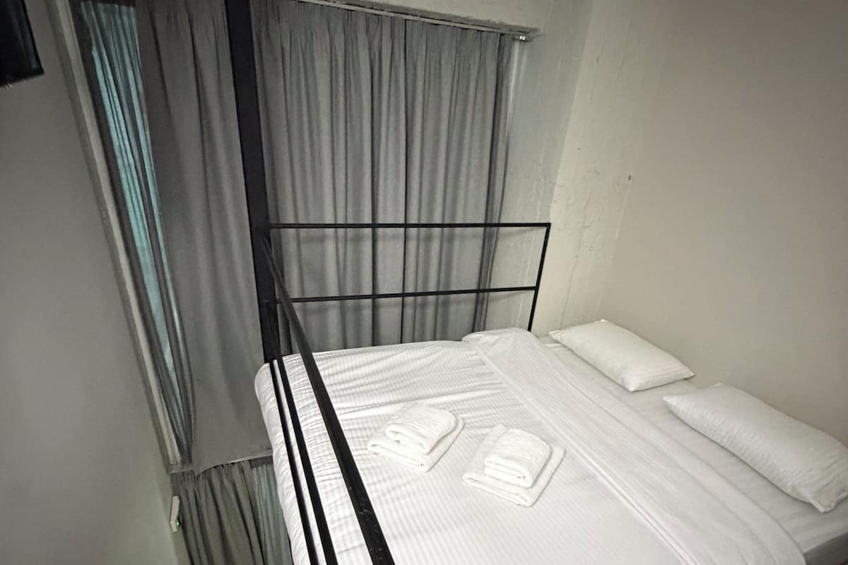 Loft Atrium | Ropa de cama de alta calidad, caja fuerte, escritorio y cortinas opacas