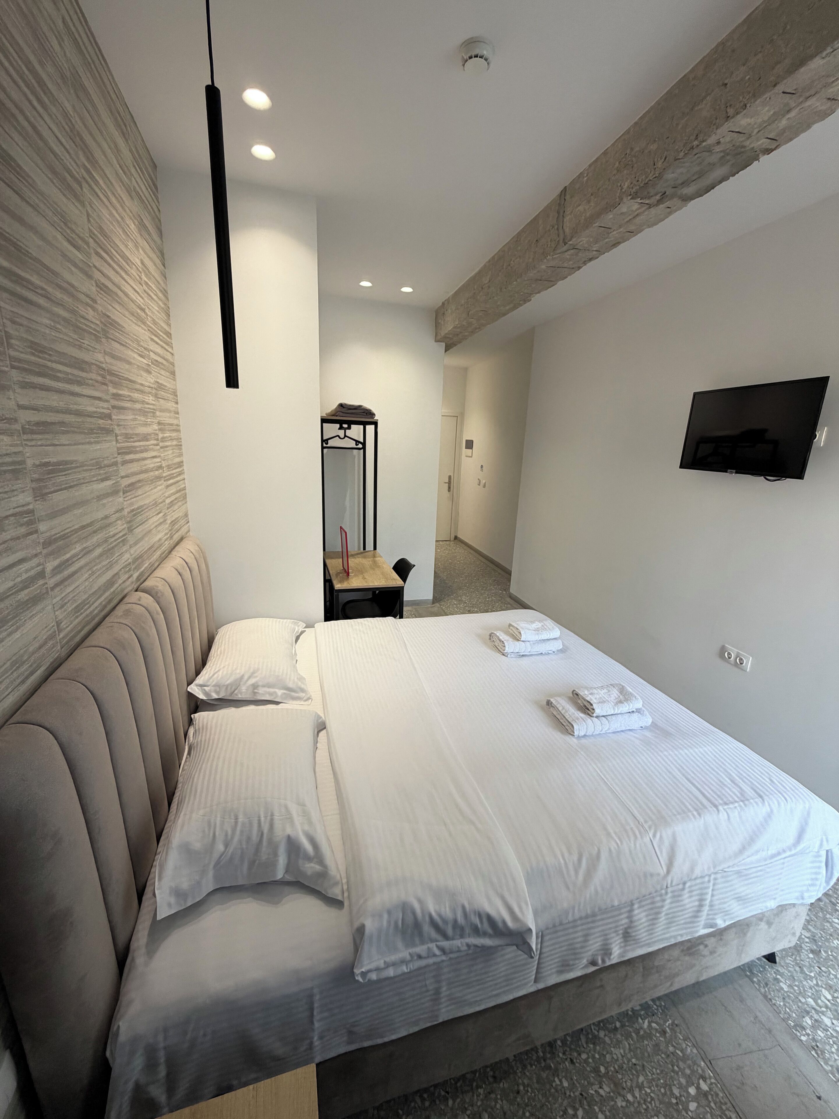 Kahden hengen standard-huone | Ylelliset vuodevaatteet, tallelokero huoneessa, työpöytä, pimennysverhot