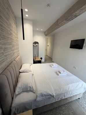 Standard-Doppelzimmer | Hochwertige Bettwaren, Zimmersafe, Schreibtisch, Verdunkelungsvorhänge