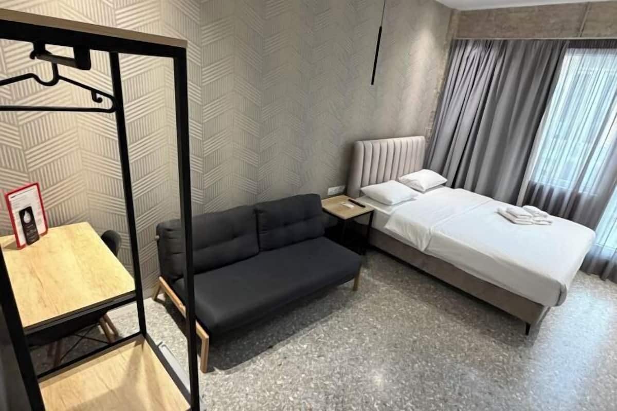 Premium bedding, in-room safe, desk, blackout drapes