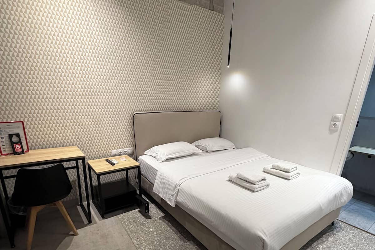 高級寢具、房內夾萬、書桌、遮光窗簾/窗簾