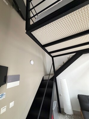 Ropa de cama de alta calidad y caja de seguridad en la habitación 