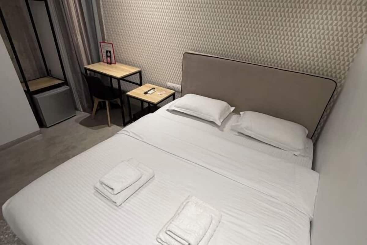 Premium bedding, in-room safe, desk, blackout drapes