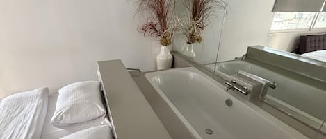 Ropa de cama de alta calidad y caja de seguridad en la habitación