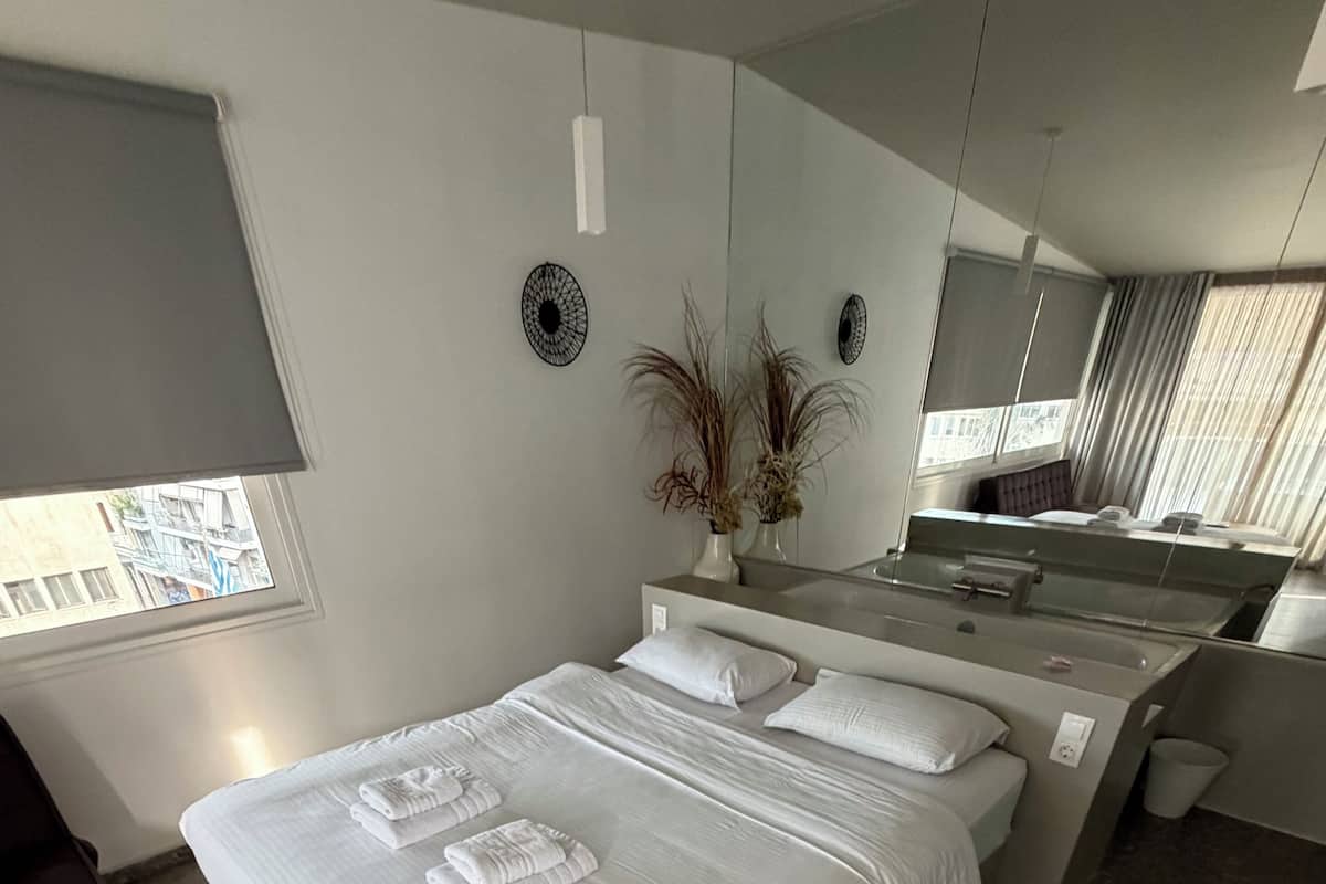 Acropolis view Suite | أغطية فراش متميزة وخزنة داخل الغرفة ومكتب وستائر تعتيم