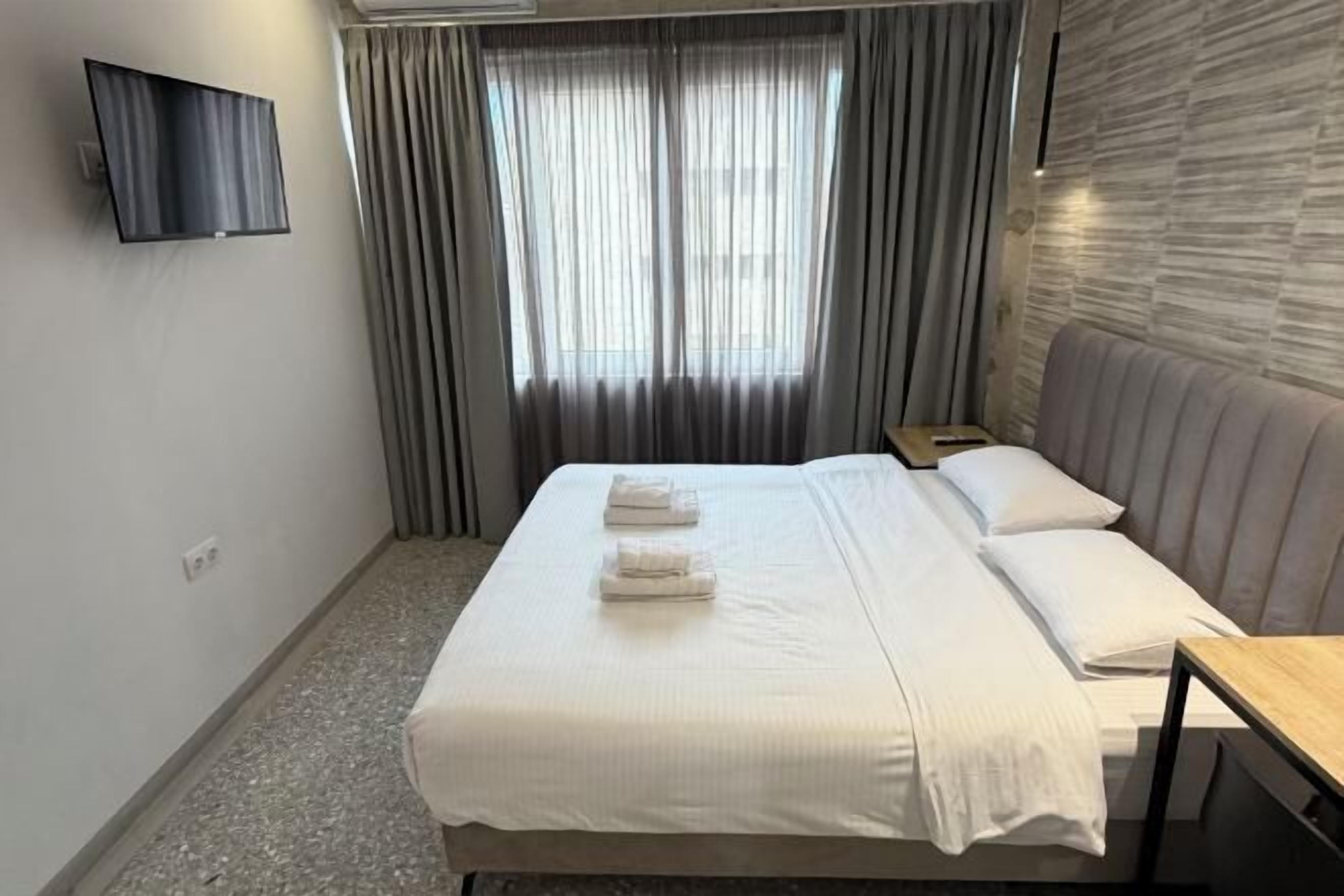 Premium bedding, in-room safe, desk, blackout drapes