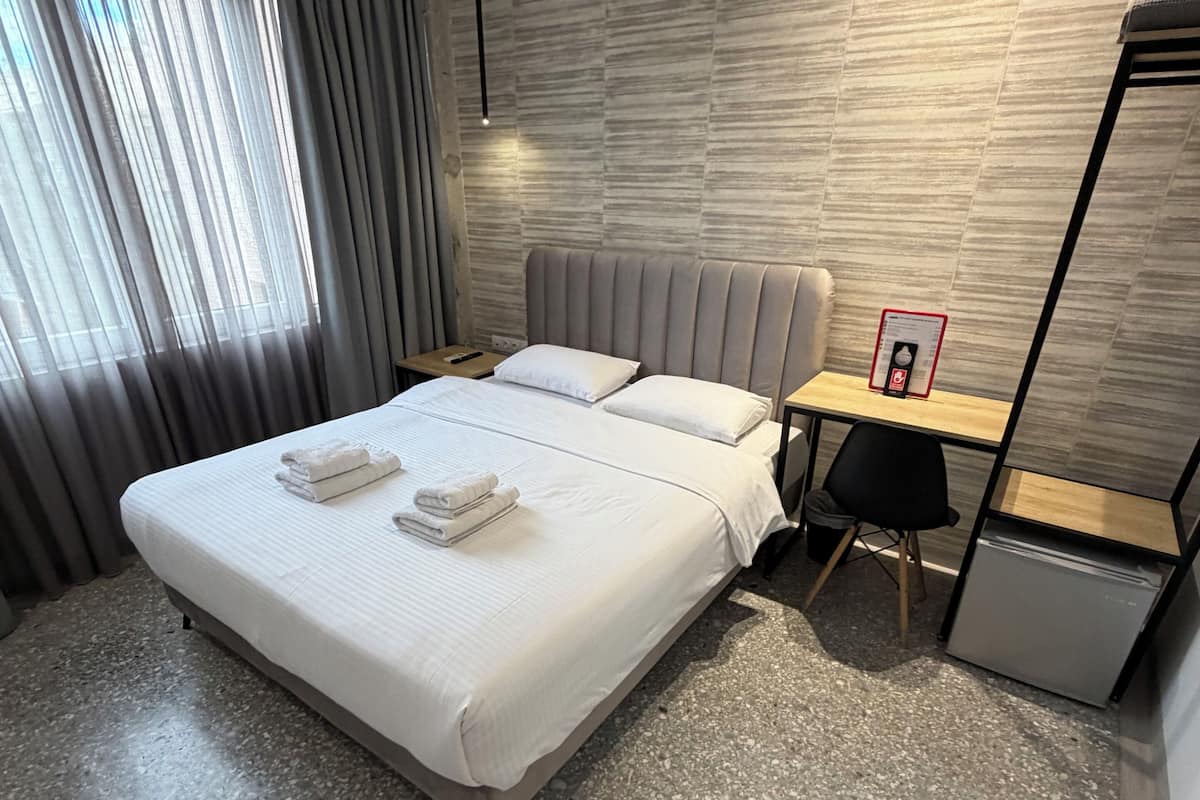 Hochwertige Bettwaren, Zimmersafe, Schreibtisch, Verdunkelungsvorhänge