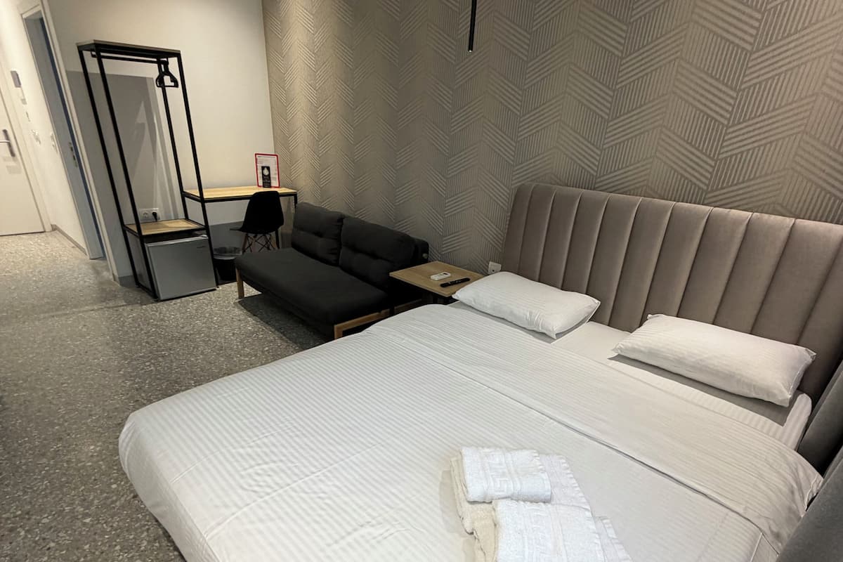 Ropa de cama de alta calidad, caja fuerte, escritorio y cortinas opacas