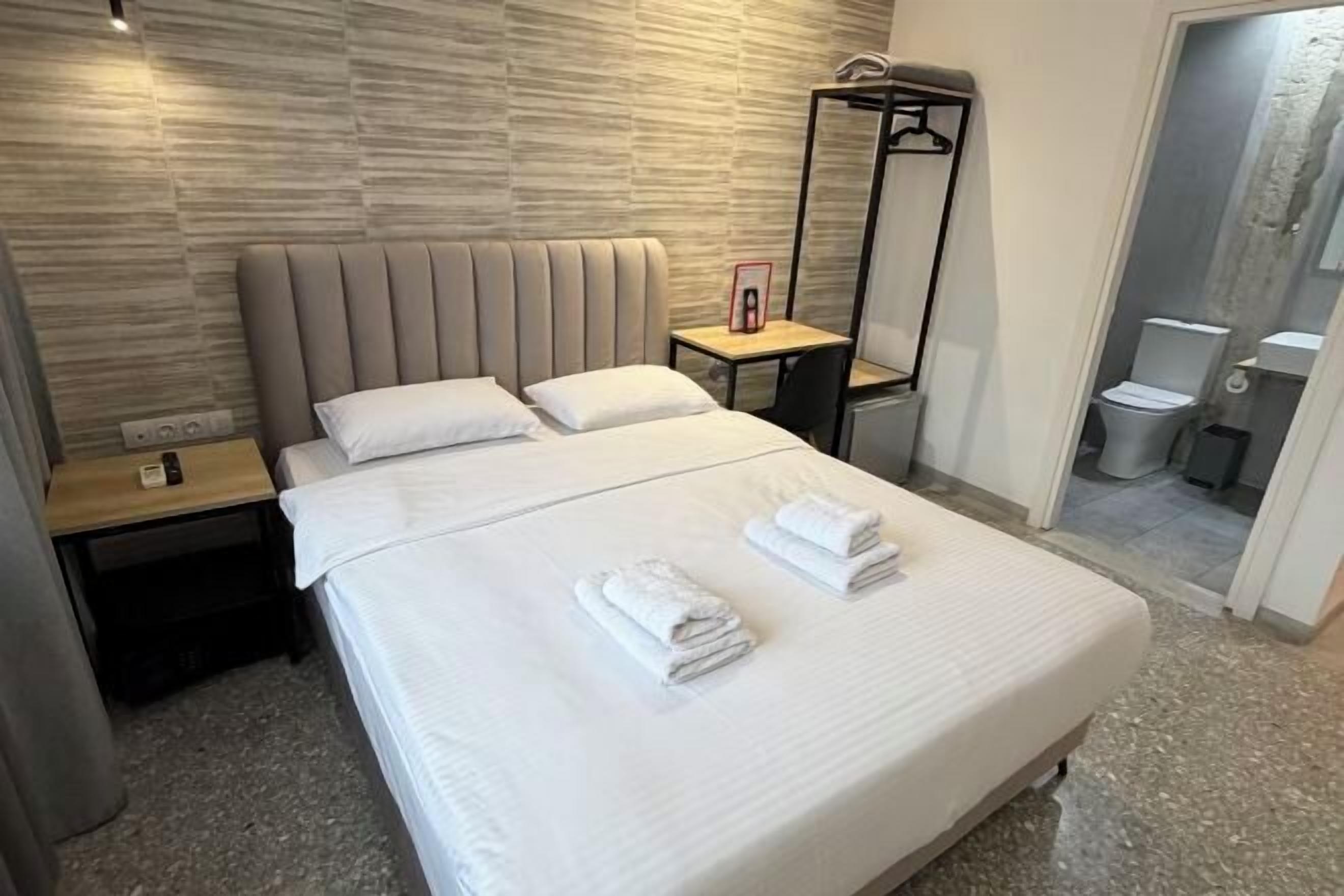 Premium bedding, in-room safe, desk, blackout drapes