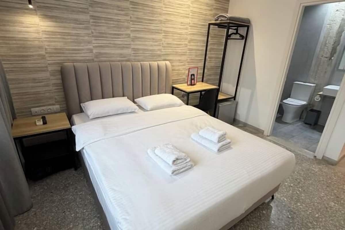 Premium bedding, in-room safe, desk, blackout drapes