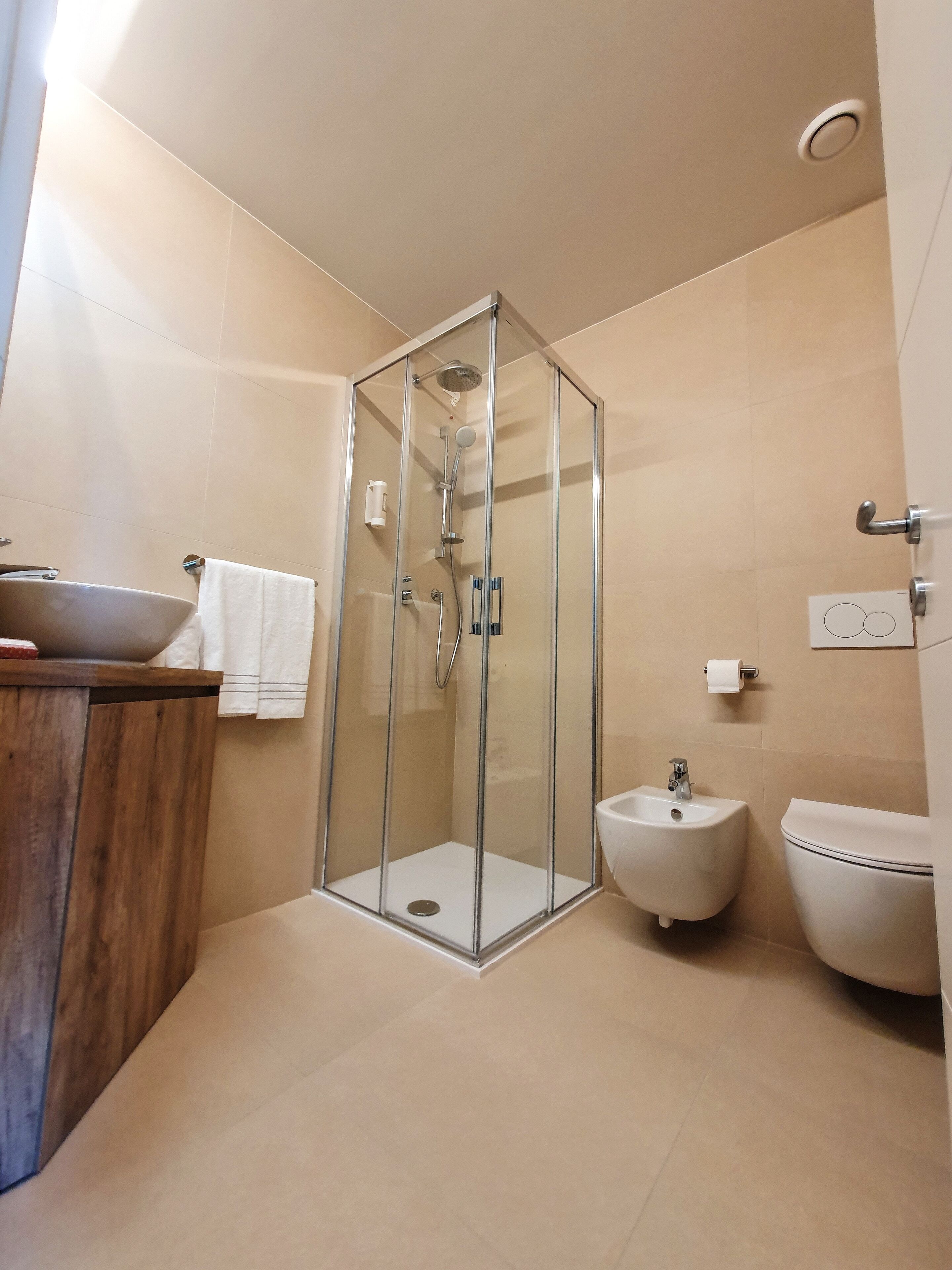 Shower, rainfall showerhead, free toiletries, hair dryer