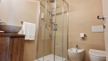 Shower, rainfall showerhead, free toiletries, hair dryer