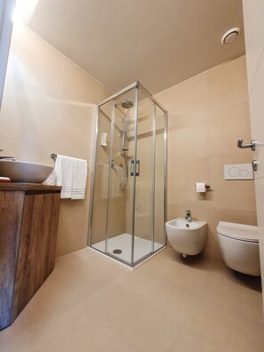 Shower, rainfall showerhead, free toiletries, hair dryer