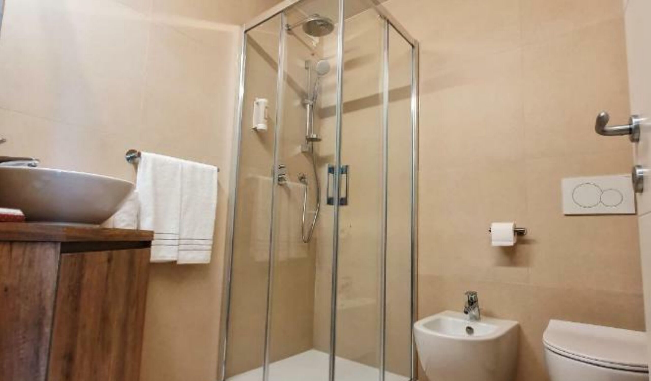 Doccia, soffione a pioggia, set di cortesia gratuito, asciugacapelli