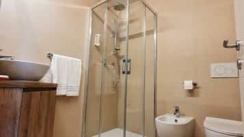 Shower, rainfall showerhead, free toiletries, hair dryer