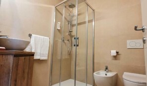 Chuveiro, chuveiro com efeito de chuva, produtos de toalete grátis 