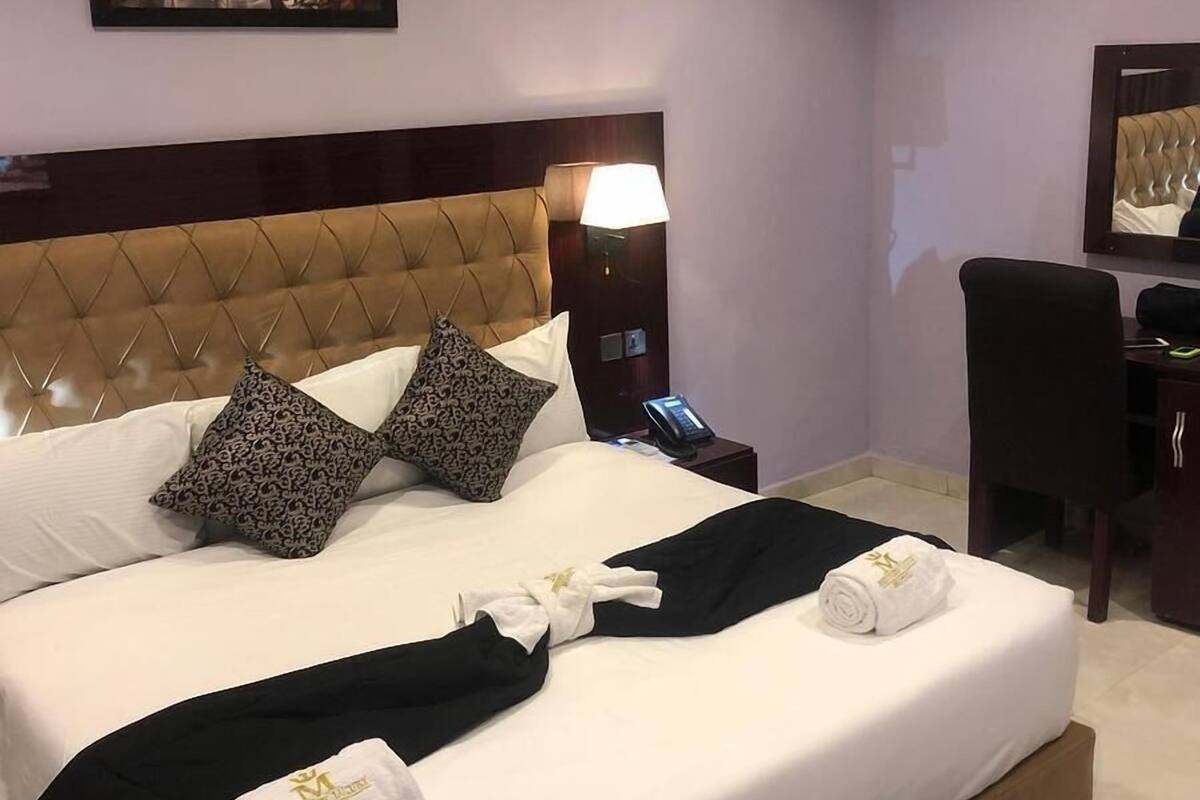 Quarto casal luxo | Escrivaninha, cortinas blackout, ferros/tábuas de passar roupa