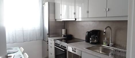 Apartment, 1 Bedroom | Dapur peribadi | Peti sejuk/penyejuk beku saiz penuh, ketuhar, dapur