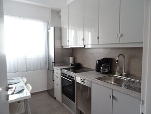 Apartamento, 1 quarto | Cozinha privada | Geladeira grande, fogão, cooktop, lava-louças