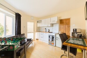 Fridge, microwave, oven, stovetop - A private studio apartment in Birmingham (Birmingham)