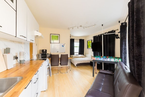 1 bedroom, iron/ironing board, free WiFi, bed sheets - A private studio apartment in Birmingham (Birmingham)