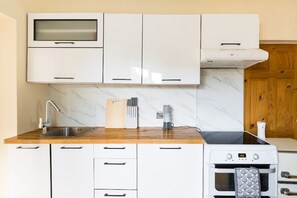 Fridge, microwave, oven, stovetop - A private studio apartment in Birmingham (Birmingham)