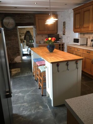 Full-size fridge, microwave, oven, stovetop - Sandown Cottage (Bodmin)