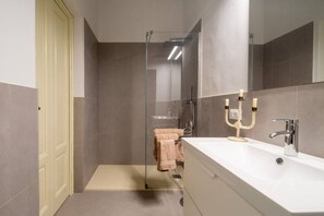 Dusche, Haartrockner, Bidet, Handtücher