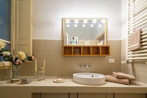 Shower, hair dryer, bidet, towels - Sunshine Apartment Spectacular apartment (Firenze)