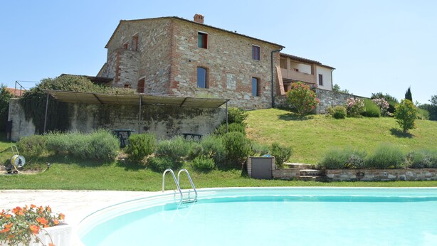 A stone building with a swimming pool in front. - Wonderfull Villa  with  view near  Siena Florence Cortona Rome swimming pool (Asciano)
