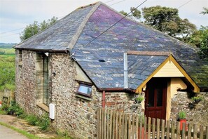 Front of property - Cottage Barn (Bude)