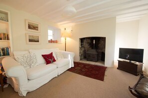 คอทเทจ, 4 ห้องนอน (Church Cottage) | บริเวณนั่งเล่น | ทีวีจอแบน