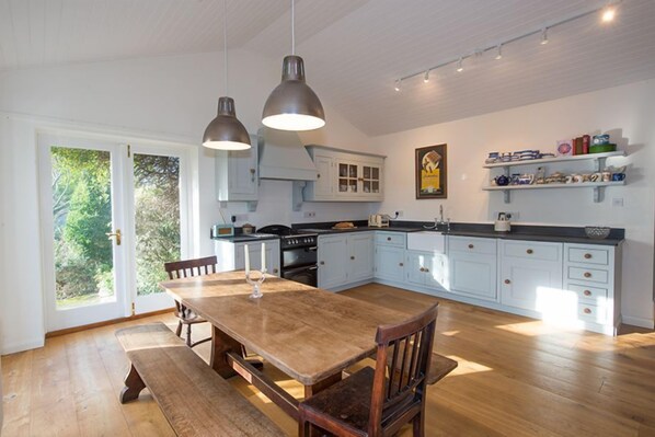 ChaumiĂšre, 4 chambres (Church Cottage) | Repas dans la chambre