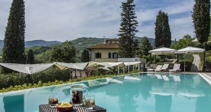 Villa surrounded by greenery with swimming pool, a few kilometers from the center