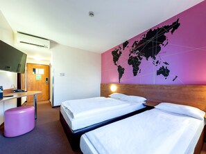 標準三人房 | 書桌、隔音、免費無線上網、床單