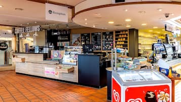 Et hotellets receptionområde med café, snackbar og isdisken.