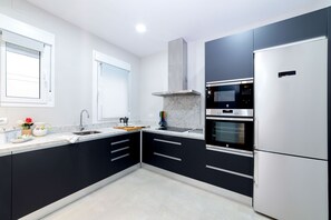 アパートメント (3 Bedrooms) | 専用キッチン | 大型冷蔵庫、電子レンジ、オーブン、コンロ